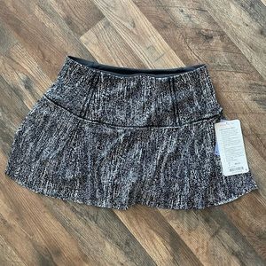 NWT lululemon Athletica Black and White Lost In Pace Skirt Size 6